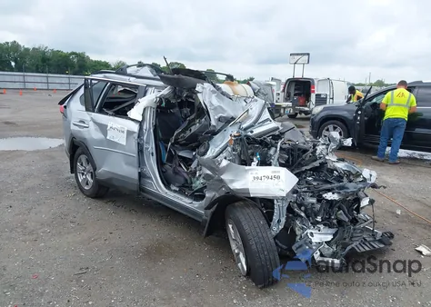 2022 Toyota Rav4 Xle z USA, uszkodzony, nr VIN 2T3W1RFV3NC207369